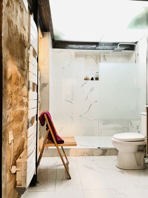 Badewanne, Haartrockner, Handtücher, Seife