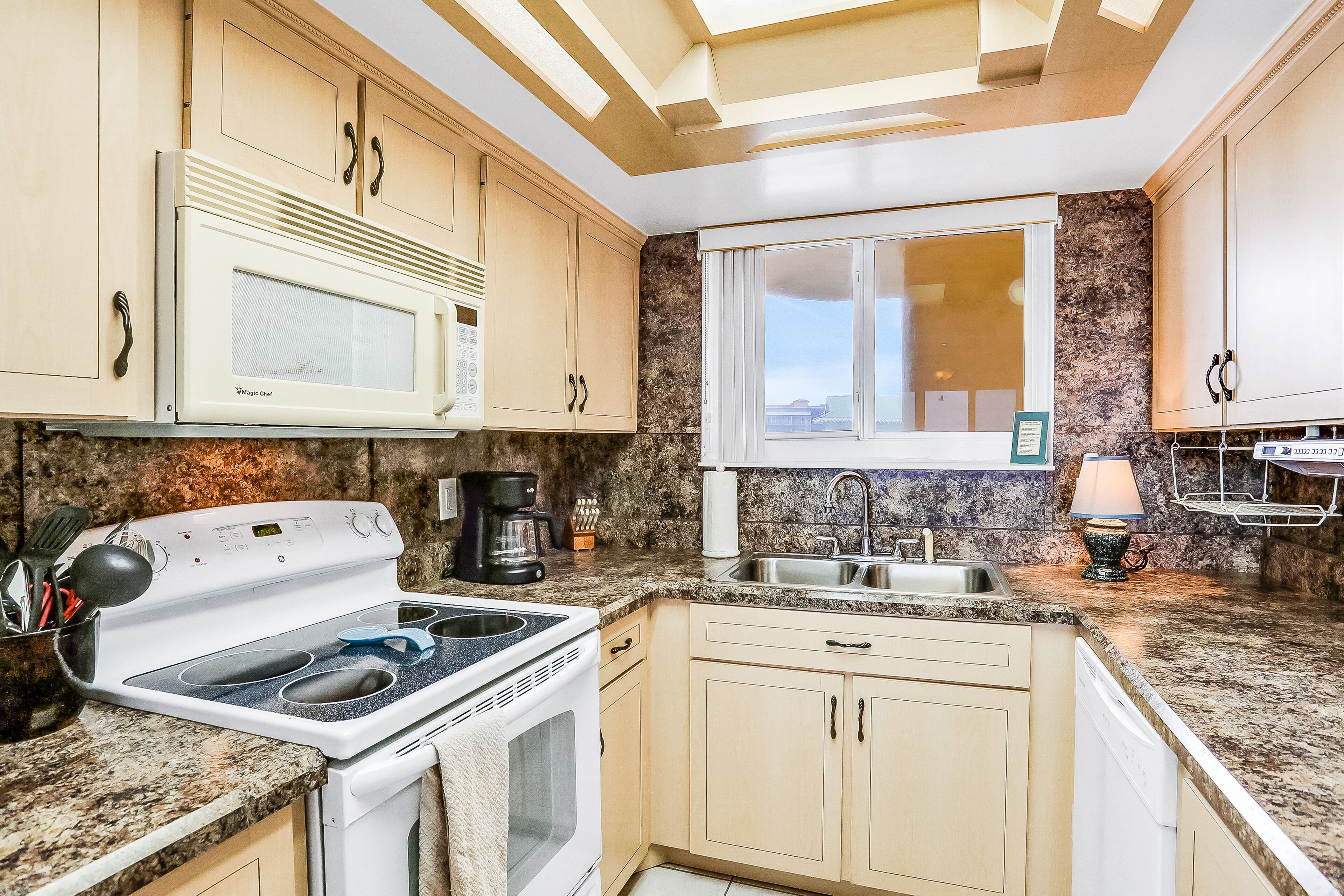 Condo in an oceanfront building with side ocean view, balcony, AC, WiFi & pool