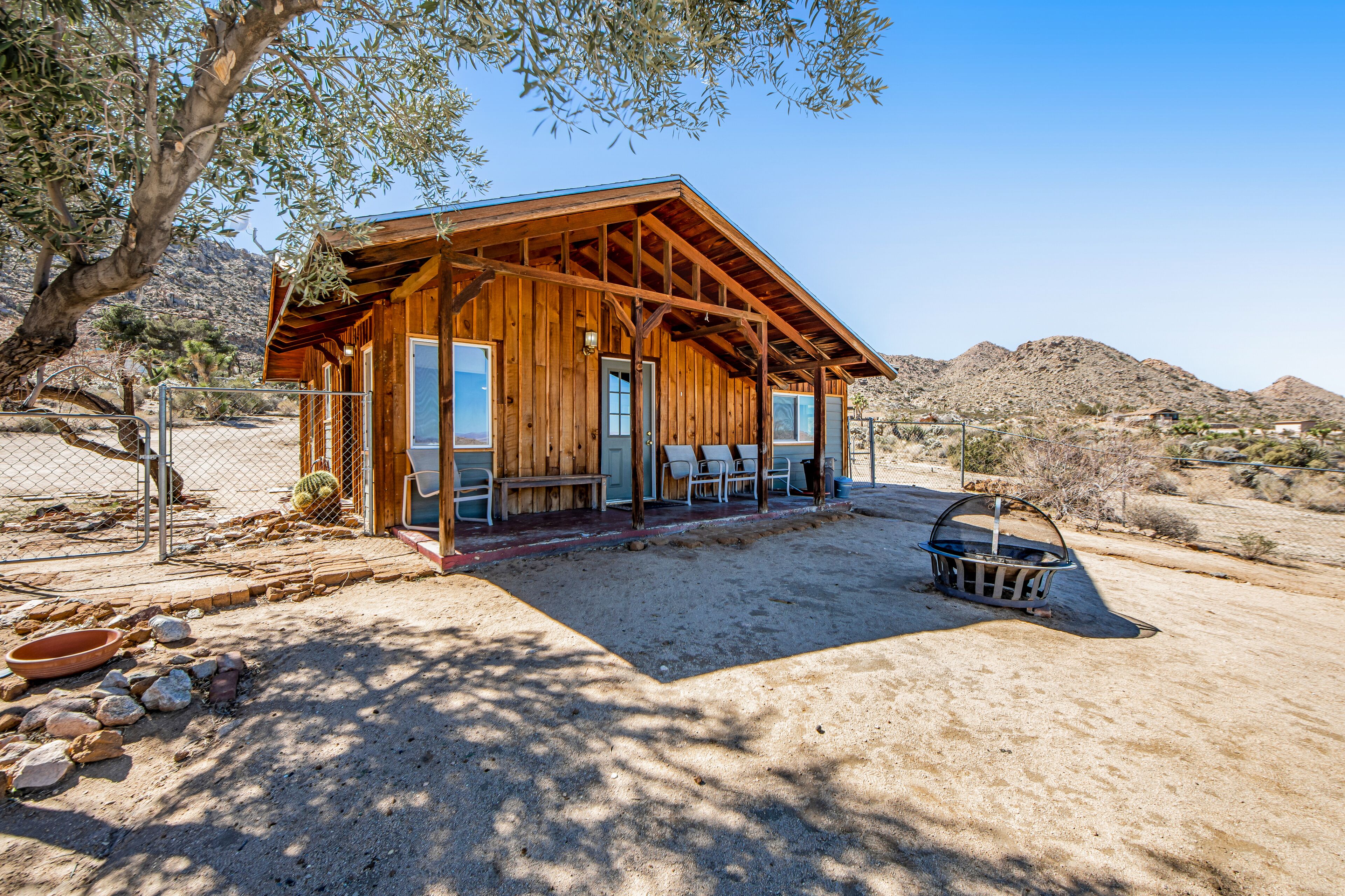Dog-friendly desert oasis with mountain views, private cowboy pool, WiFi, & AC