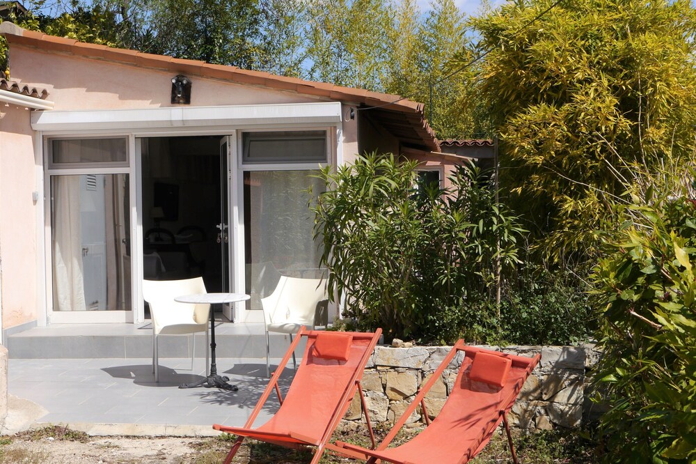 Gorgous, independent studio with terraces