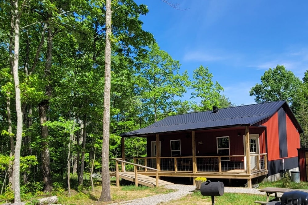 Dogwood-dog friendly, homestead w/ livestock, quiet, relaxing, hiking, Caverns