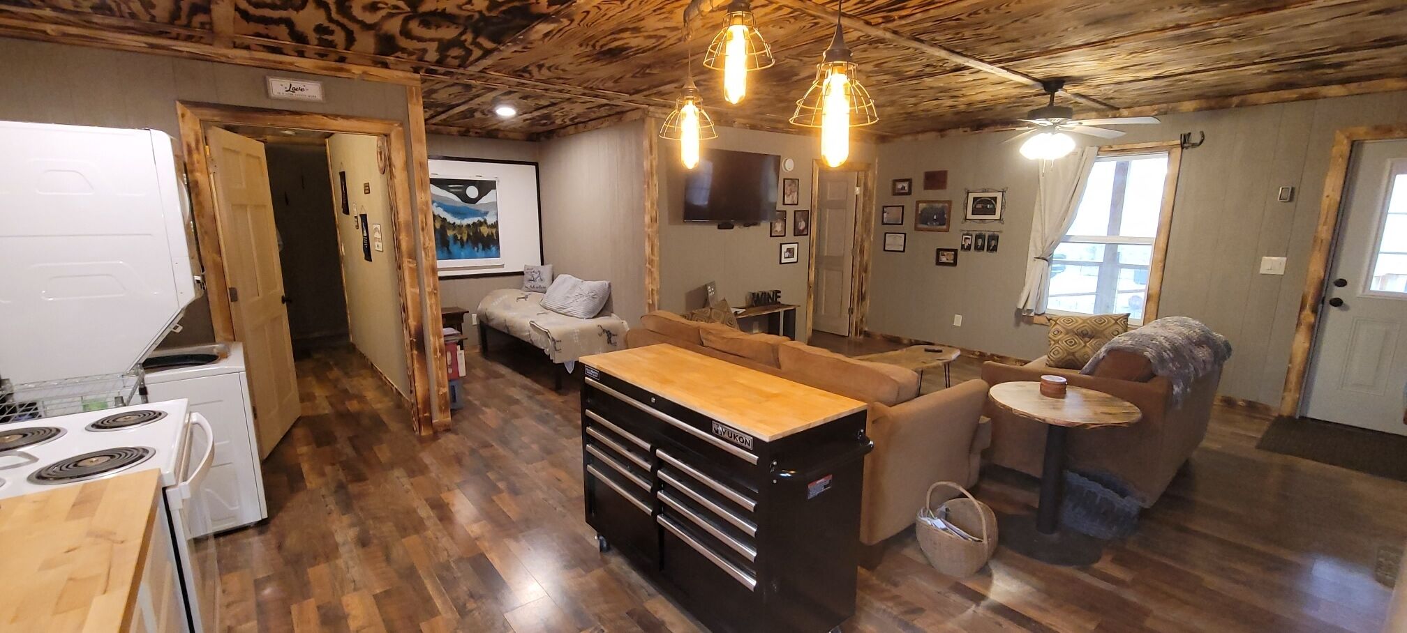 Dogwood-dog friendly, homestead w/ livestock, quiet, relaxing, hiking, Caverns