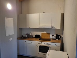 Fridge, oven, stovetop, coffee/tea maker