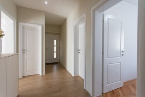 Appartement, 2 grands lits | 2 chambres, fer et planche à repasser, Wi-Fi gratuit, draps fournis