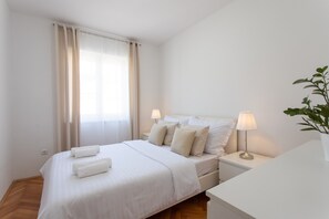 Appartement, 2 grands lits | 2 chambres, fer et planche à repasser, Wi-Fi gratuit, draps fournis