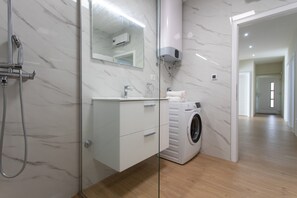 Apartment, 2 Queen-Betten | Badezimmer | Dusche, Haartrockner, Handtücher