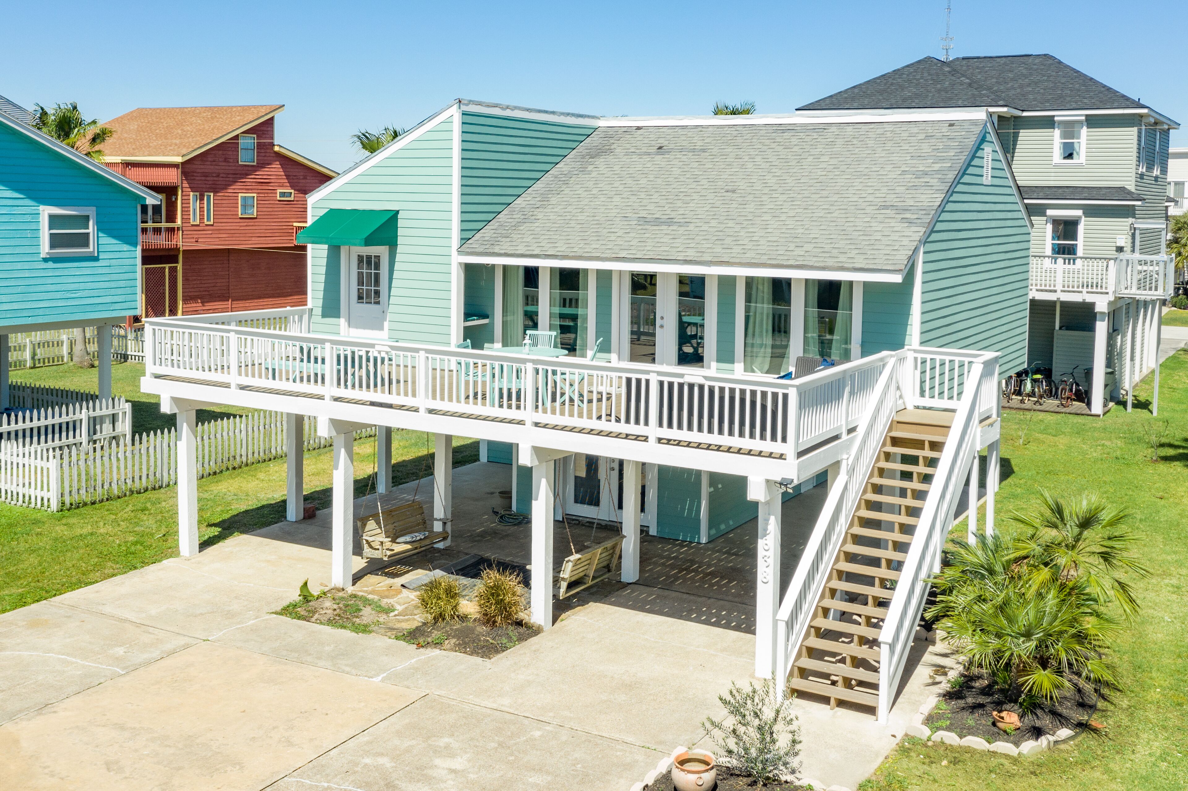 Private Beachside Home, Large Deck, Updated Interior, Walk to Beach
