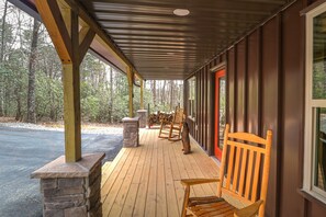 Terrace/patio - Dog-friendly cabin with private hot tub, WiFi, pool table, and wood fireplace (Sautee Nacoochee)
