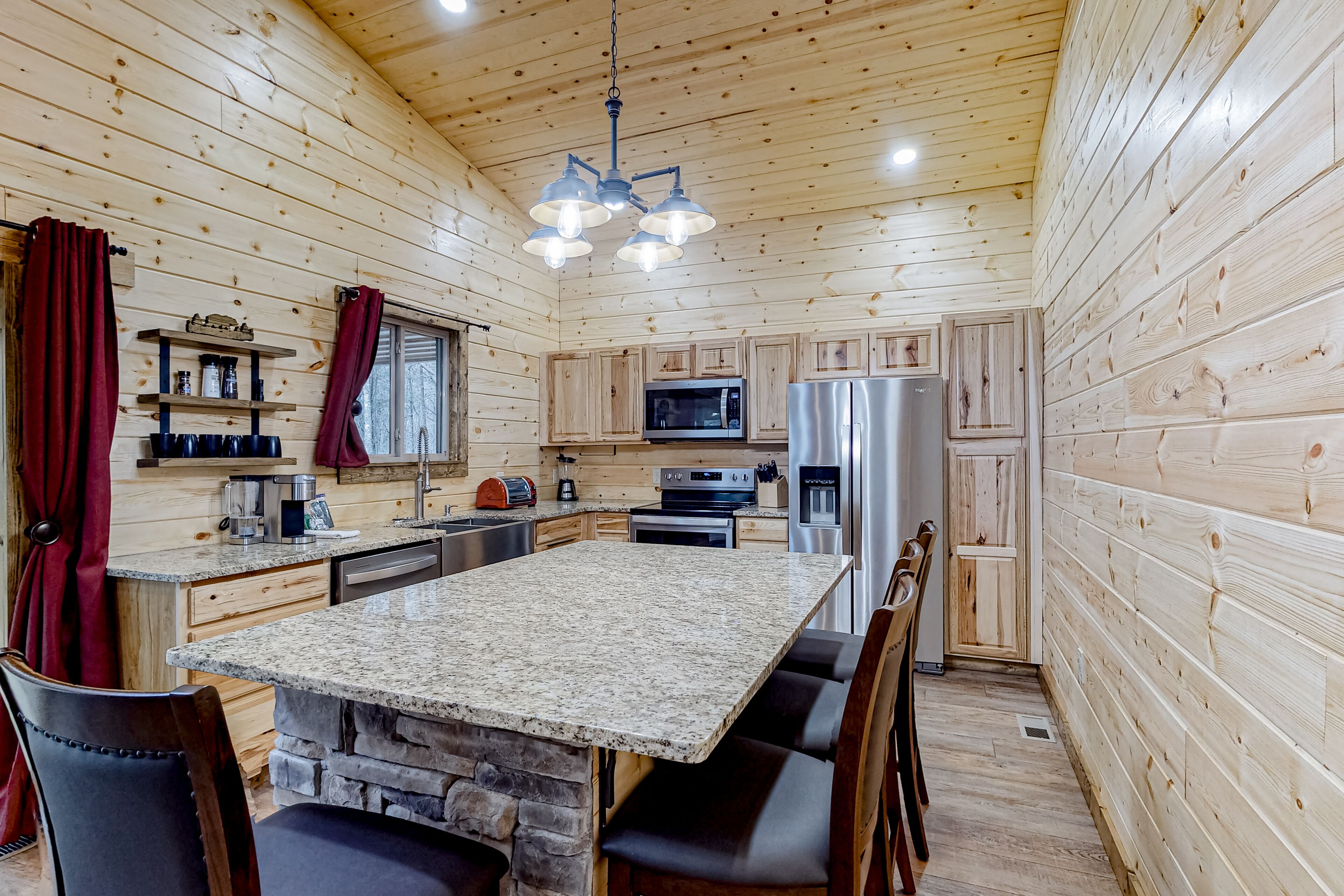 冷蔵庫、電子レンジ、オーブン、コンロ