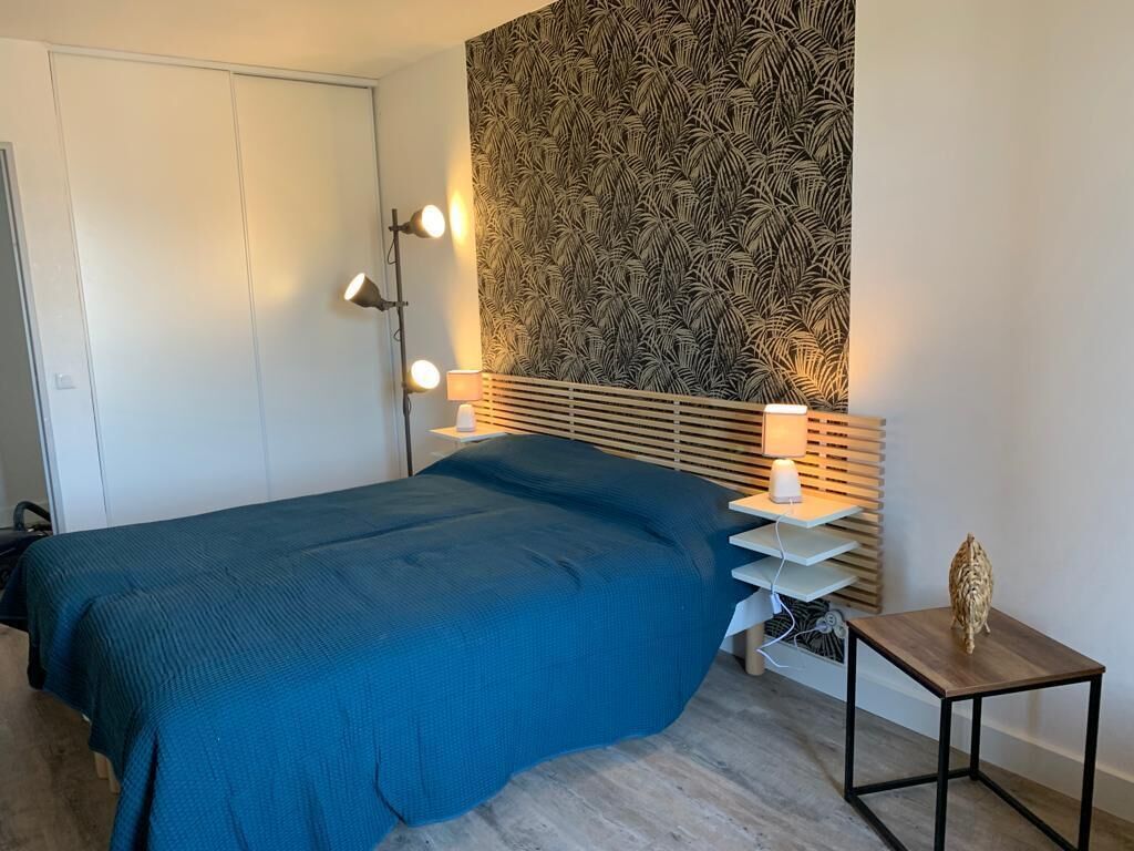 chambre 1 a deux lit jumeaux, donne sur un petit balcon, room twin beds 