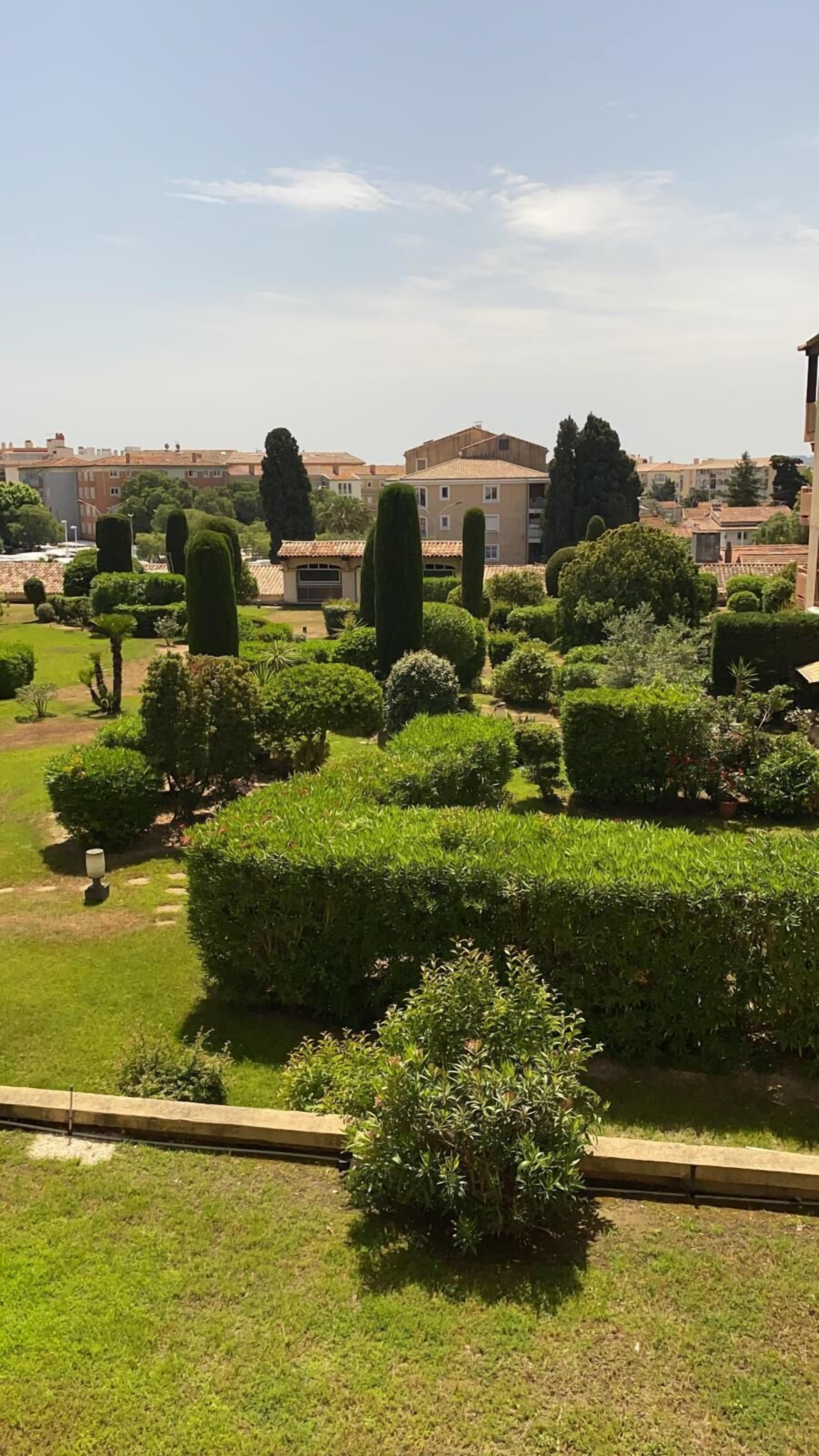 la vue depuis le salon et coin déjeuner.