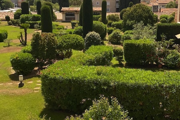 la vue depuis le salon et coin déjeuner.