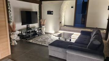 Ferienhaus | Wohnzimmer | 30-Zoll-Fernseher mit Digitalempfang, Kamin