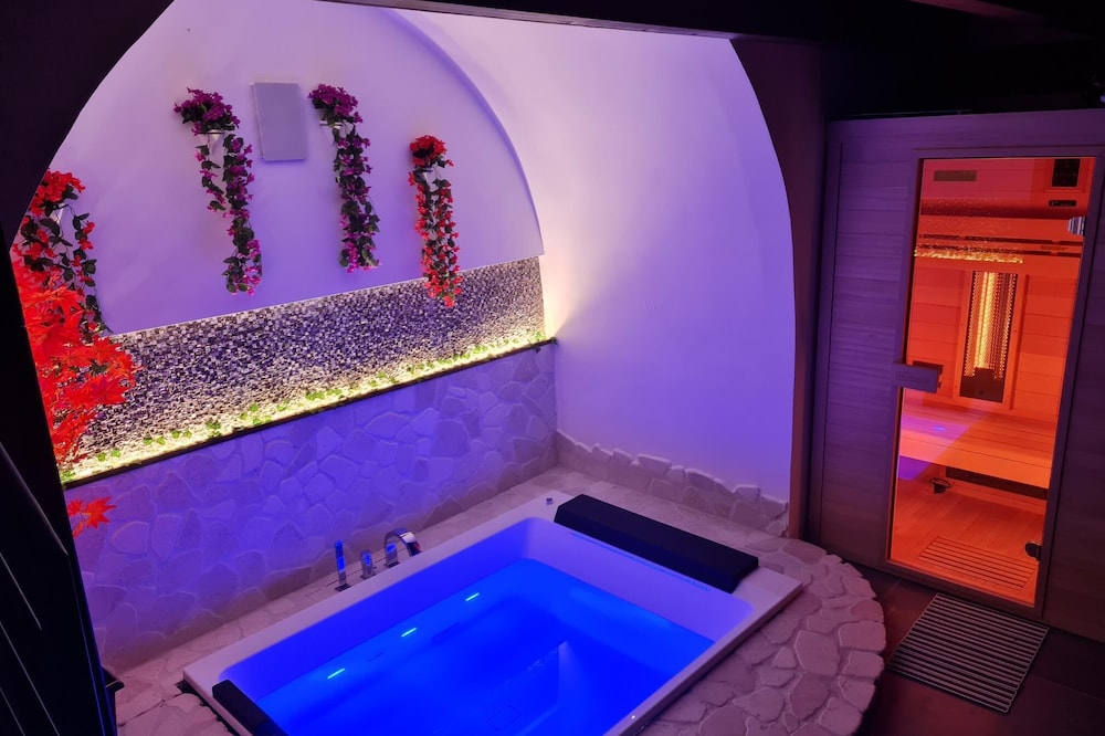 1-bed Cottage With Indoor hot tub and Sauna