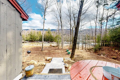 Riverfront condo with mountain view & ski shuttle: walk to town, hiking, skiing