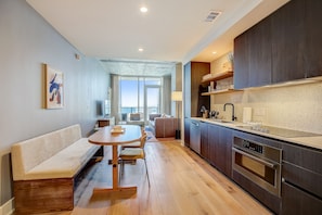 Fridge, microwave, oven, stovetop - Natiivo Austin condo - amazing lake-view balcony - rooftop pool & gym (Austin)