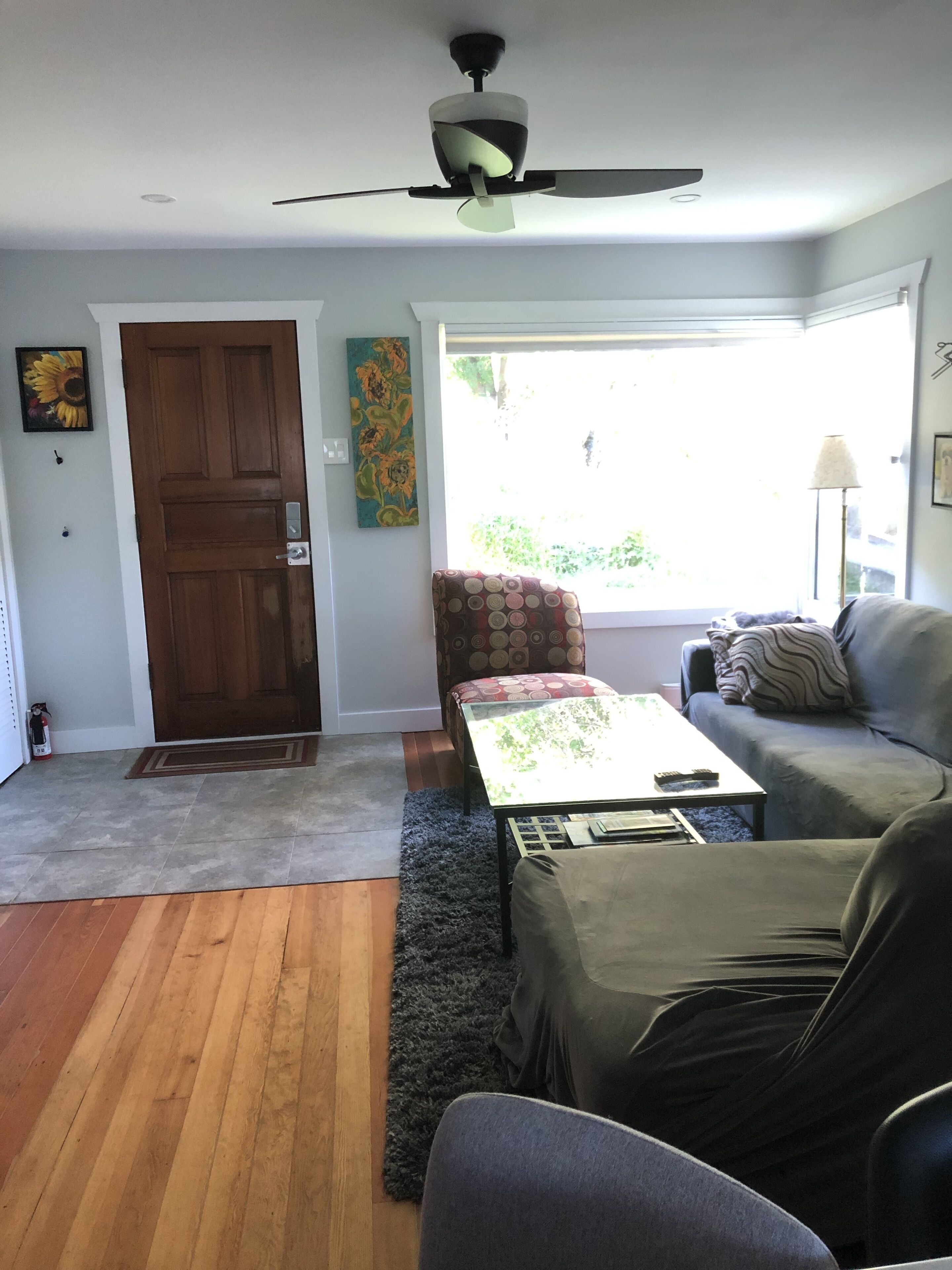 Cheerful 2 bedroom, large bright kitchen with a private yard