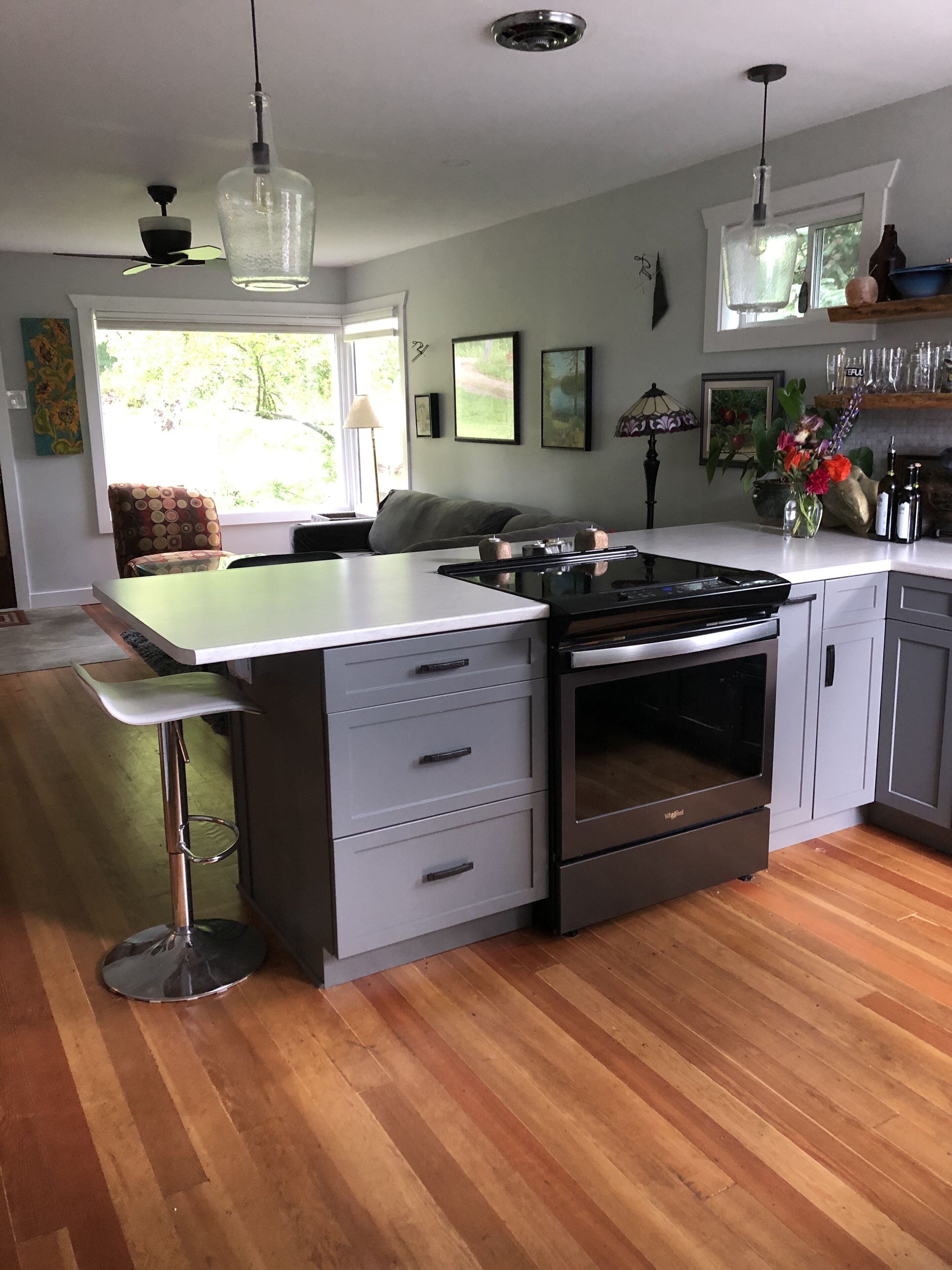 Cheerful 2 bedroom, large bright kitchen with a private yard