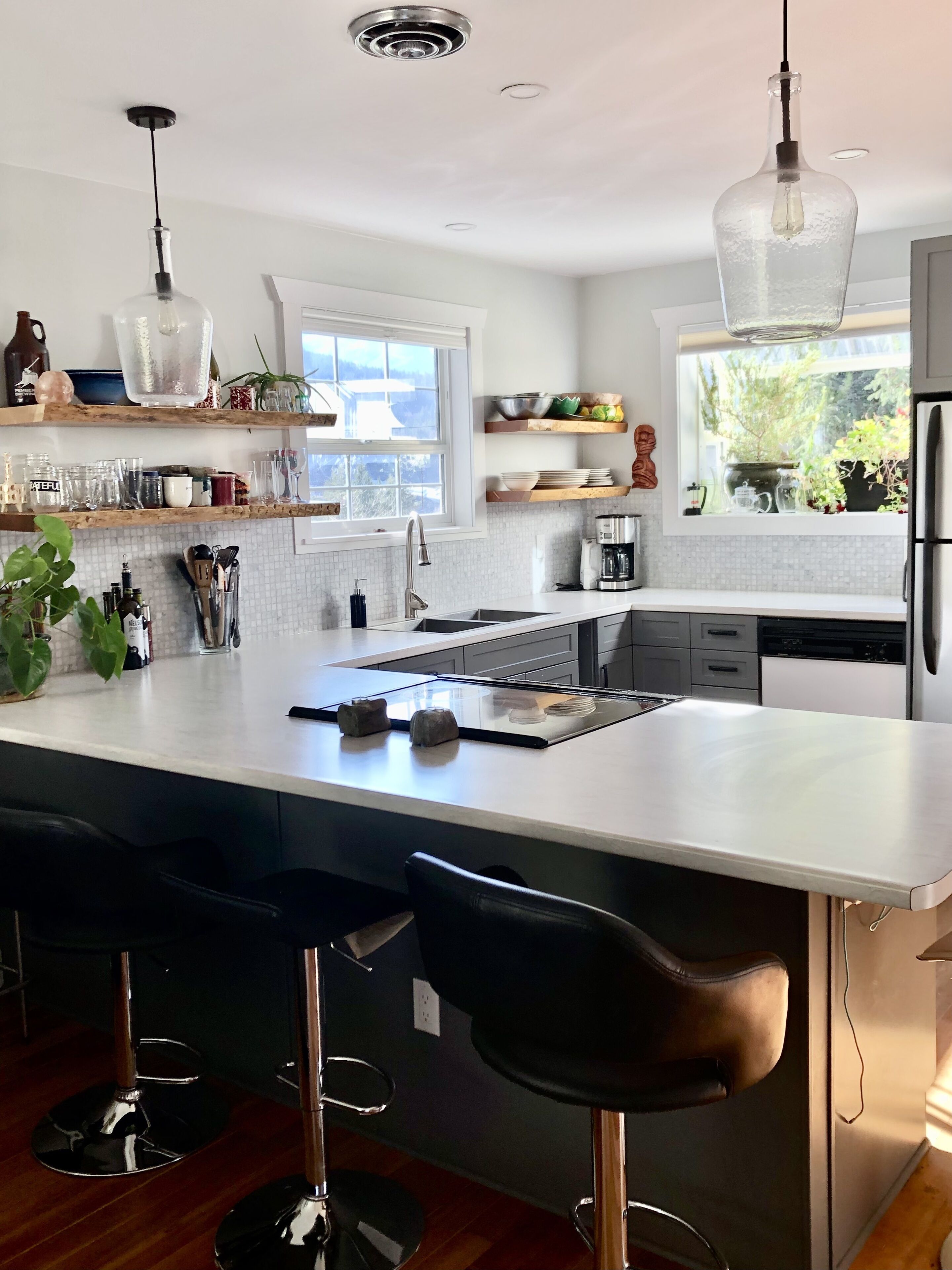 Cheerful 2 bedroom, large bright kitchen with a private yard