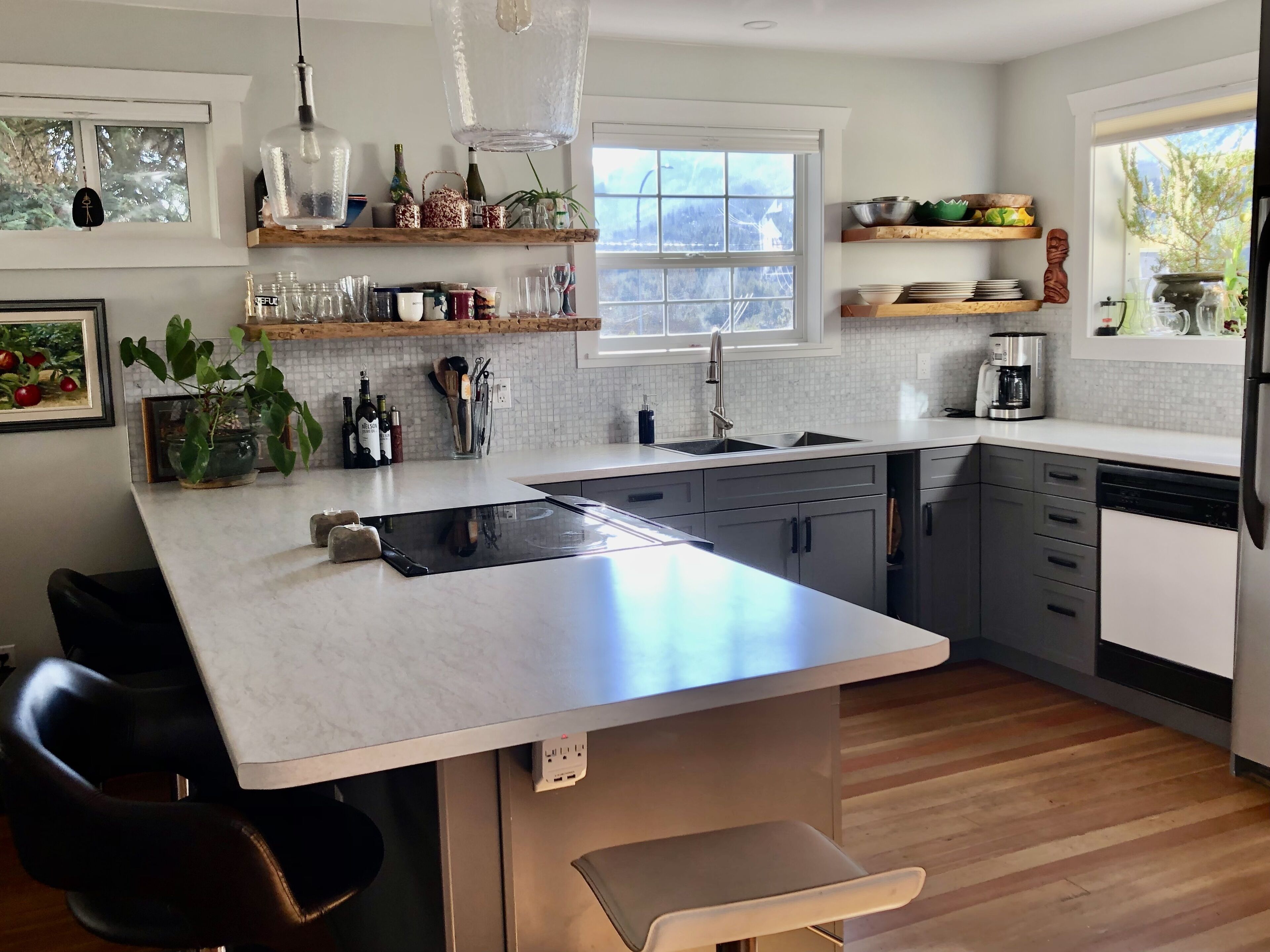 Cheerful 2 bedroom, large bright kitchen with a private yard