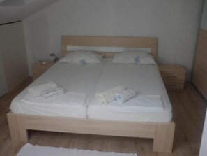 3 bedrooms, internet, bed sheets