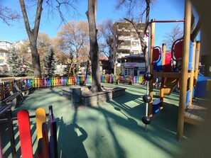 Área de juegos infantiles al aire libre