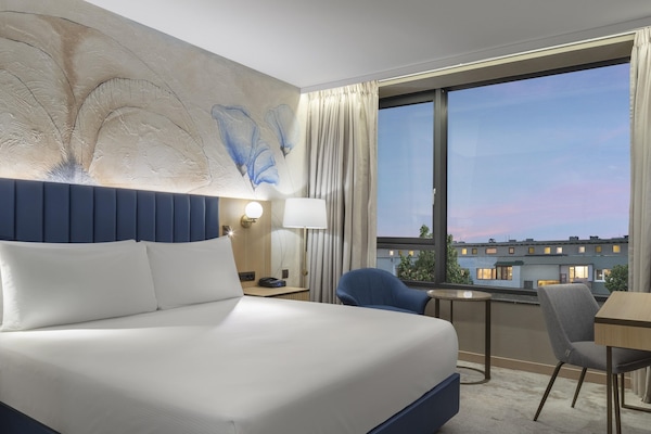 King Guest Room with View | Seprai premium, busa memori, minibar, dan brankas