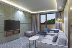 King One Bedroom Suite | Zona de estar | Televisión de pantalla plana de 55 pulgadas con canales por cable