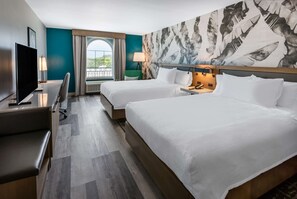 Kamer, 2 queensize bedden | Een bureau, een laptopwerkplek, een strijkplank/strijkijzer, beddengoed