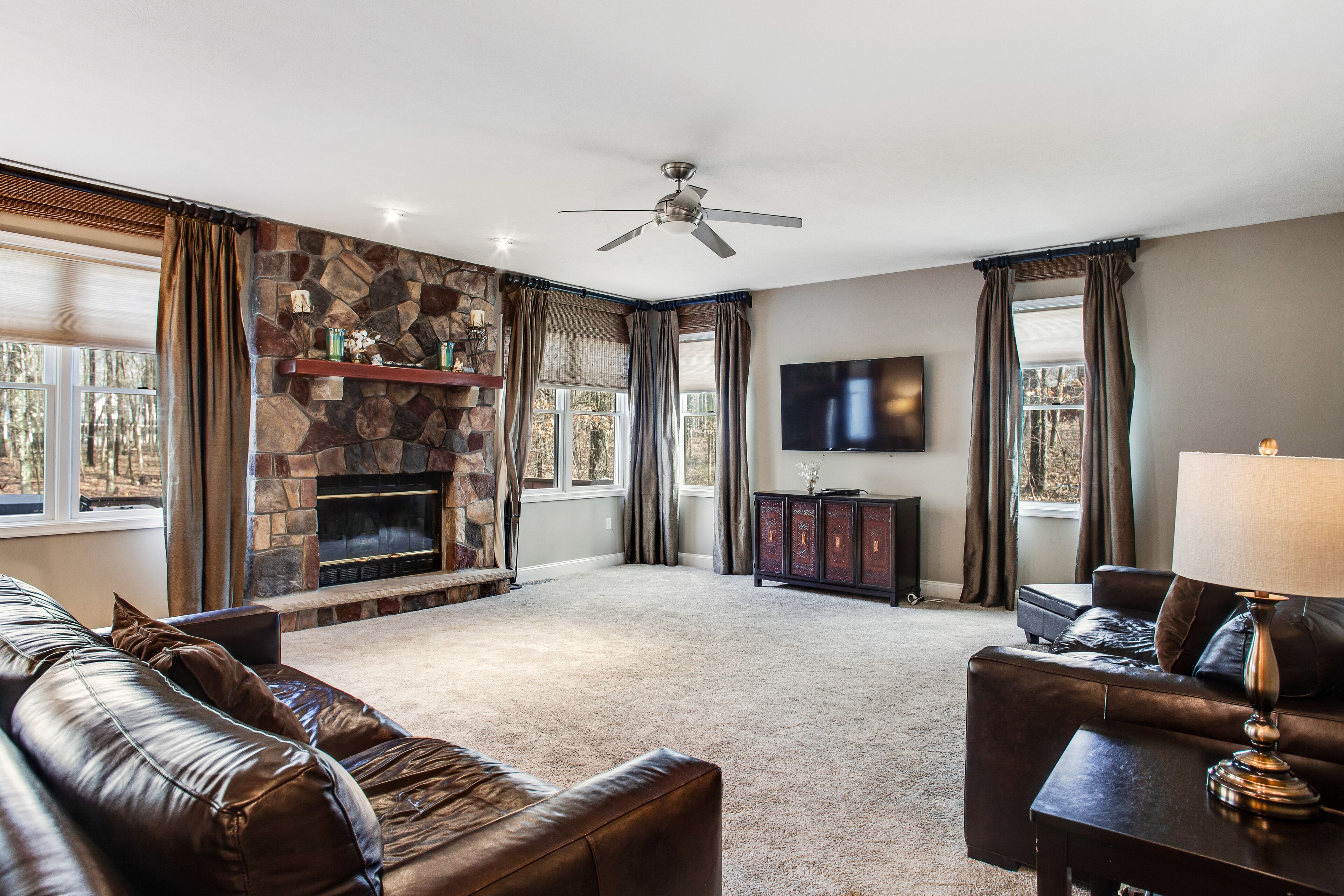 Dog-friendly house with wood-burning fireplace, upscale kitchen, and shared pool