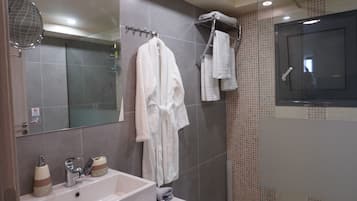 Ducha, secador de pelo, toallas