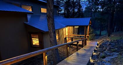 Walk to ski & trails! Luxury lodge, sleeps 17, hot tub, fire pit & fenced yard.