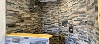 Walk to ski & trails! Luxury lodge, sleeps 17, hot tub, fire pit & fenced yard.