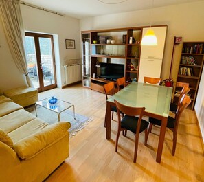 Smart TV, books - Dana B&B Stays (Duino)