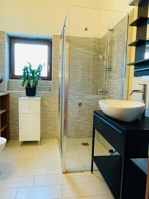 Shower, hair dryer, bidet, towels - Dana B&B Stays (Duino-Aurisina)