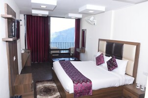 Habitación Deluxe doble, balcón, vistas al valle | Tabla de planchar con plancha, wifi gratis, ropa de cama