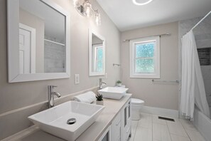 Duschwanne, kostenlose Toilettenartikel, Haartrockner, Handtücher
