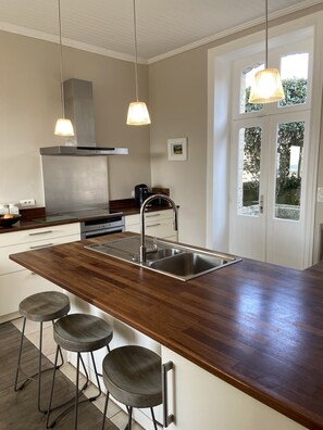 Fridge, oven, stovetop, dishwasher