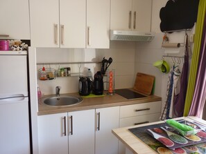 Kühlschrank, Mikrowelle, Wasserkocher mit Kaffee-/Teezubehör