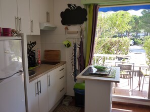 Kühlschrank, Mikrowelle, Wasserkocher mit Kaffee-/Teezubehör