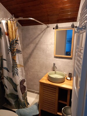 Een douche, een haardroger, handdoeken, zeep