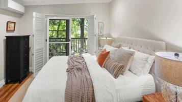 4 bedrooms, desk, iron/ironing board, travel cot