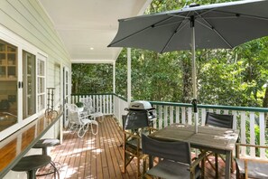 Enjoy your meals outdoors with fresh air and a relaxed atmosphere. - Stoney Creek Cottage - Rainforest Retreat with Waterfalls, Swimming Holes & Serenity (Kamerunga)