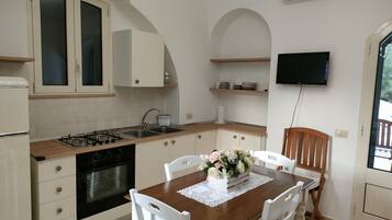 Frigorifero, forno, piano cottura, macchina per tè/caffè