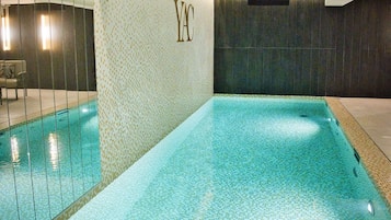 Kolam renang indoor, dengan kursi berjemur