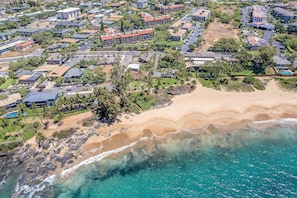Una spiaggia nelle vicinanze, lettini da mare, teli da spiaggia