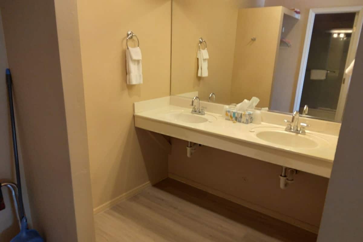 Basic Double Room | Bathroom | Shower, towels