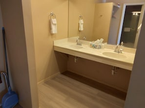 Basic Double Room | Bathroom | Shower, towels