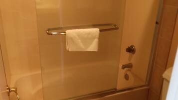 Habitación básica doble | Baño | Regadera y toallas