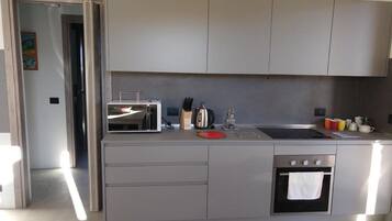 Frigorifero, microonde, forno, piano cottura